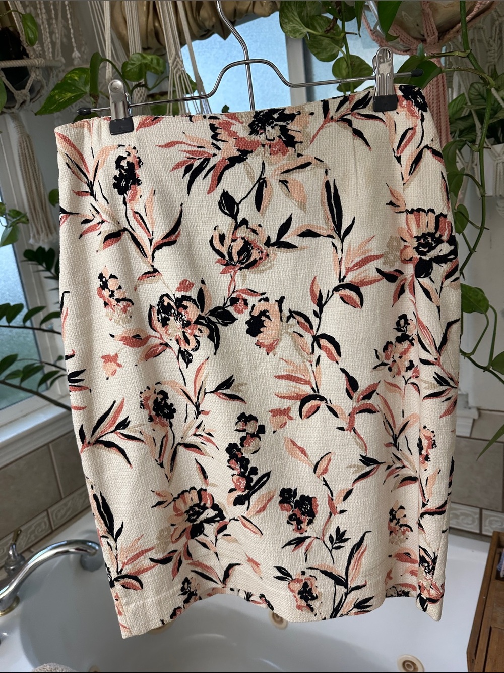 White House Black Market Cream Floral Mini Skirt with Black & Blush Accents